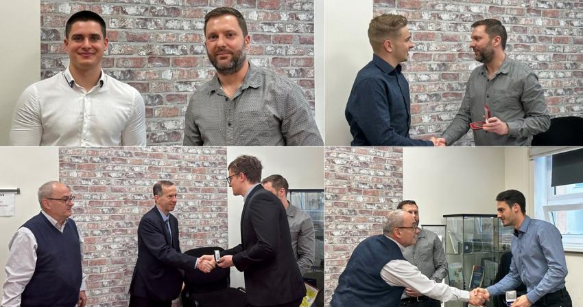 Négy végzős egyetemista a diplomadíjak boldog tulajdonosa